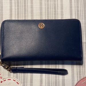 Tory Burch navy Robinson wallet ! Purchased at Tory store In Miami.